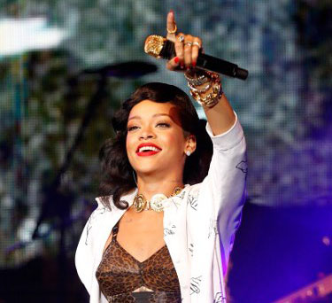 Рианна шүтэн бишрэгчээ микрофоноор цохьжээ